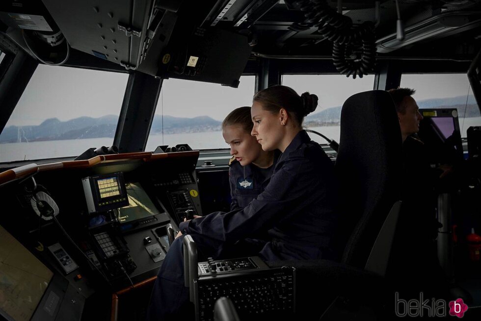 Ingrid Alexandra de Noruega recibe explicaciones durante su visita a la Armada Noruega