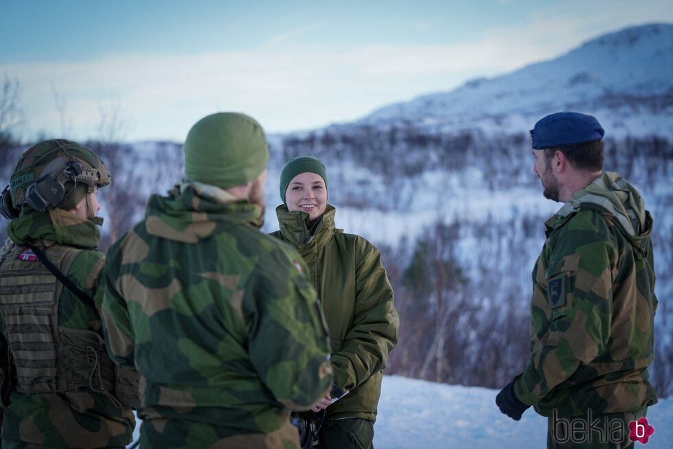 Ingrid Alexandra de Noruega en su visita a la Brigada Norte del Ejército Noruego