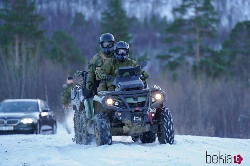 Ingrid Alexandra de Noruega conduciendo un vehículo militar en su visita a la Brigada Norte del Ejército Noruego