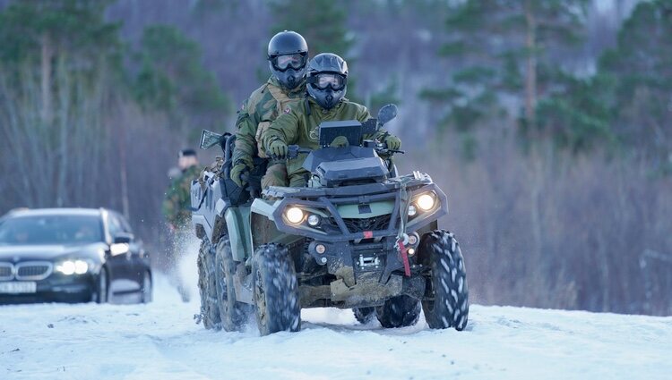 Ingrid Alexandra de Noruega conduciendo un vehículo militar en su visita a la Brigada Norte del Ejército Noruego