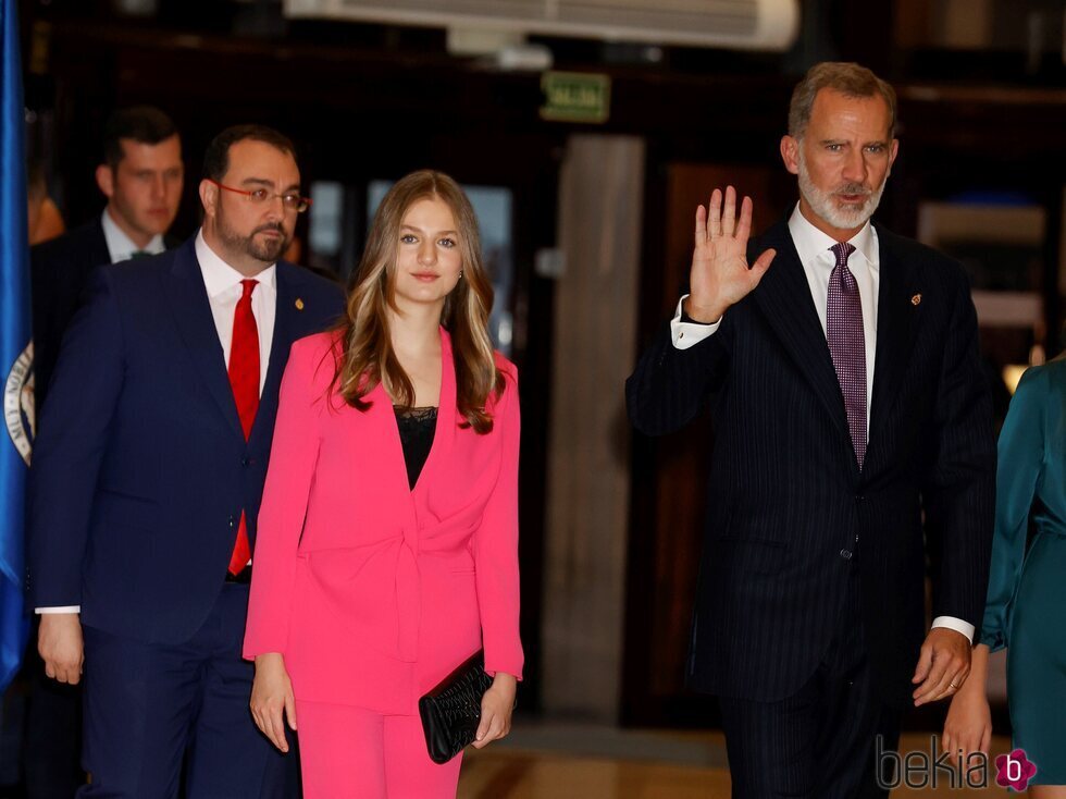 La Princesa Leonor, acompañada de su padre, a su llegada al XXX Concierto Premios Princesa de Asturias