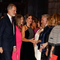 La Reina Letizia saluda a las autoridades antes de acceder al XXX Concierto Premios Princesa de Asturias