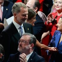 La Reina Letizia saluda a su madre en los Premios Princesa de Asturias 2022