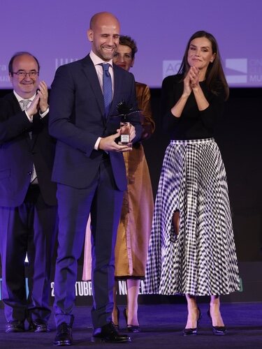 La Reina Letizia le entrega a Gonzalo Miró un premio póstumo en el homenaje a su madre Pilar Miró