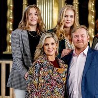 Los Reyes Guillermo Alejandro y Máxima de Holanda posan con sus hijas Amalia, Alexia y Ariane en una exposición en la Nieuwe Kerk