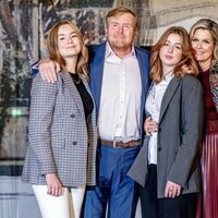 Los Reyes Guillermo Alejandro y Máxima de Holanda posan con sus tres hijas en una exposición en la Nieuwe Kerk