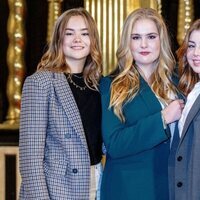 Las Princesas Ariane, Amalia y Alexia de Holanda en una exposición en la Nieuwe Kerk