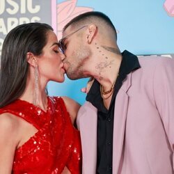 Violeta Mangriñán y Fabio Colloricchio besándose en Los 40 Music Awards 2022