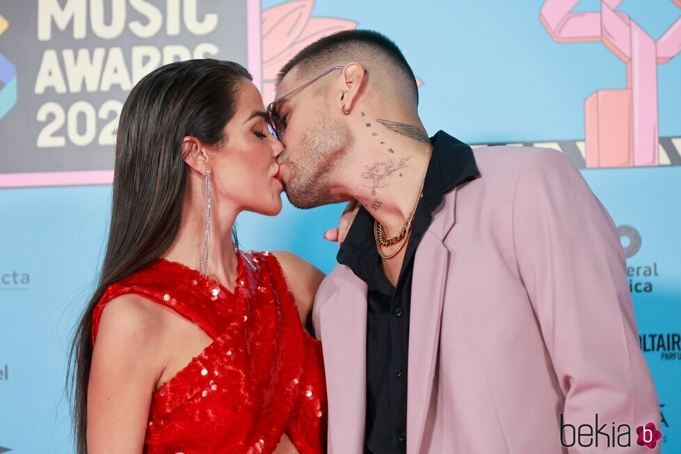 Violeta Mangriñán y Fabio Colloricchio besándose en Los 40 Music Awards 2022