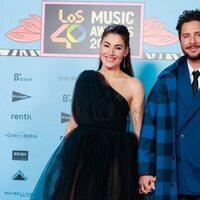 Manuel Carrasco y Almudena Navalón en Los 40 Music Awards 2022