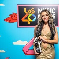 Lola Índigo con su premio de Los 40 Music Awards 2022