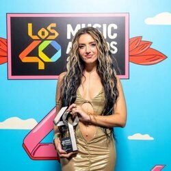 Lola Índigo con su premio de Los 40 Music Awards 2022