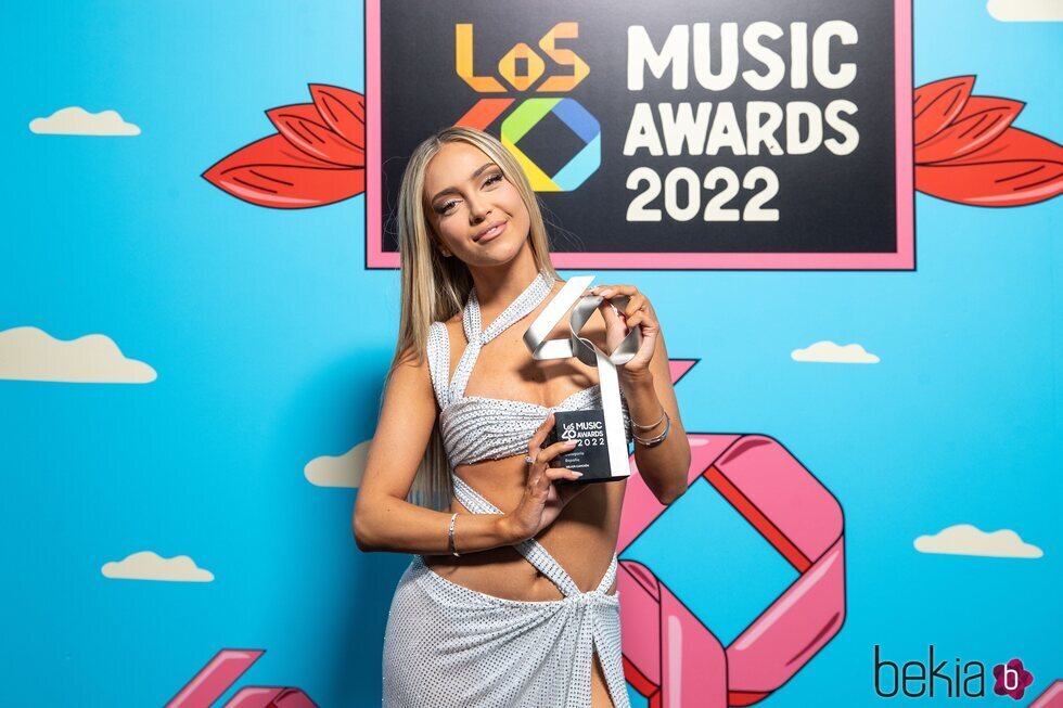 Ana Mena con su premio de Los 40 Music Awards 2022