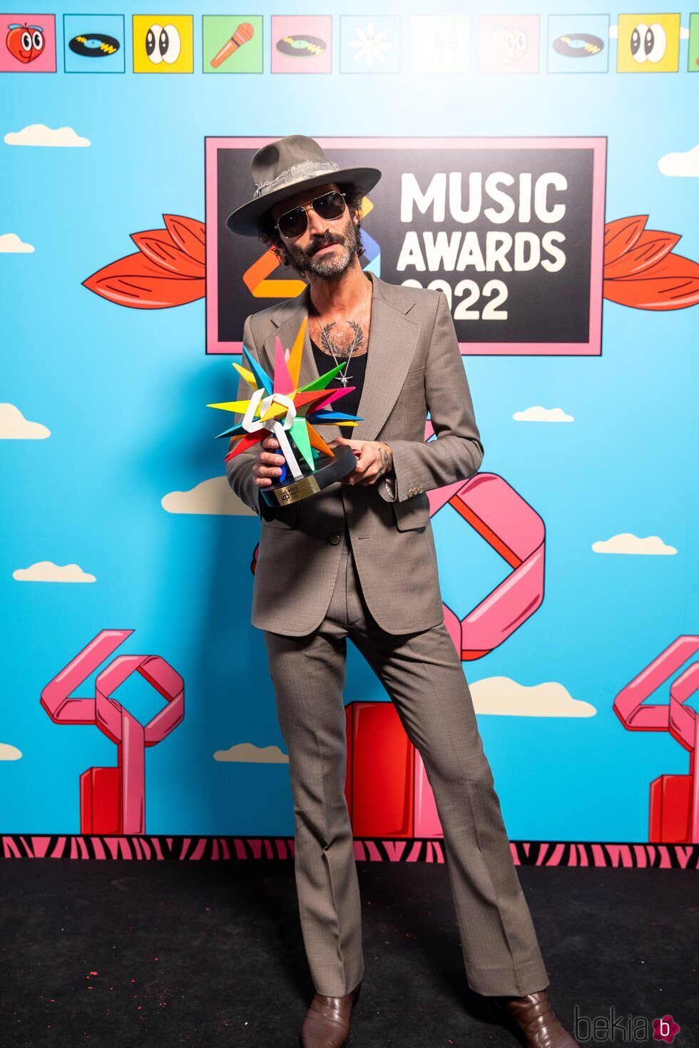 Leiva con su premio de Los 40 Music Awards 2022