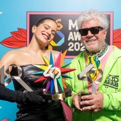 Rosalía y Pedro Almodóvar con sus premios de Los 40 Music Awards 2022
