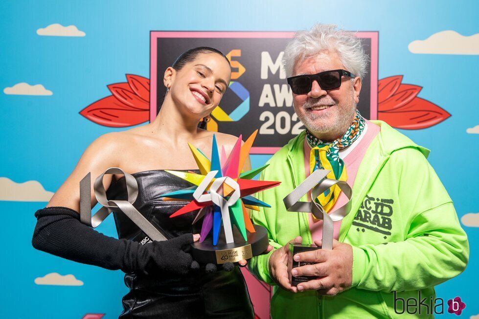 Rosalía y Pedro Almodóvar con sus premios de Los 40 Music Awards 2022