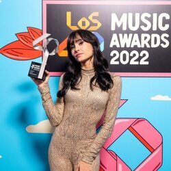Aitana con su premio de Los 40 Music Awards 2022