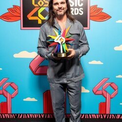 Juanes con su premio de Los 40 Music Awards 2022