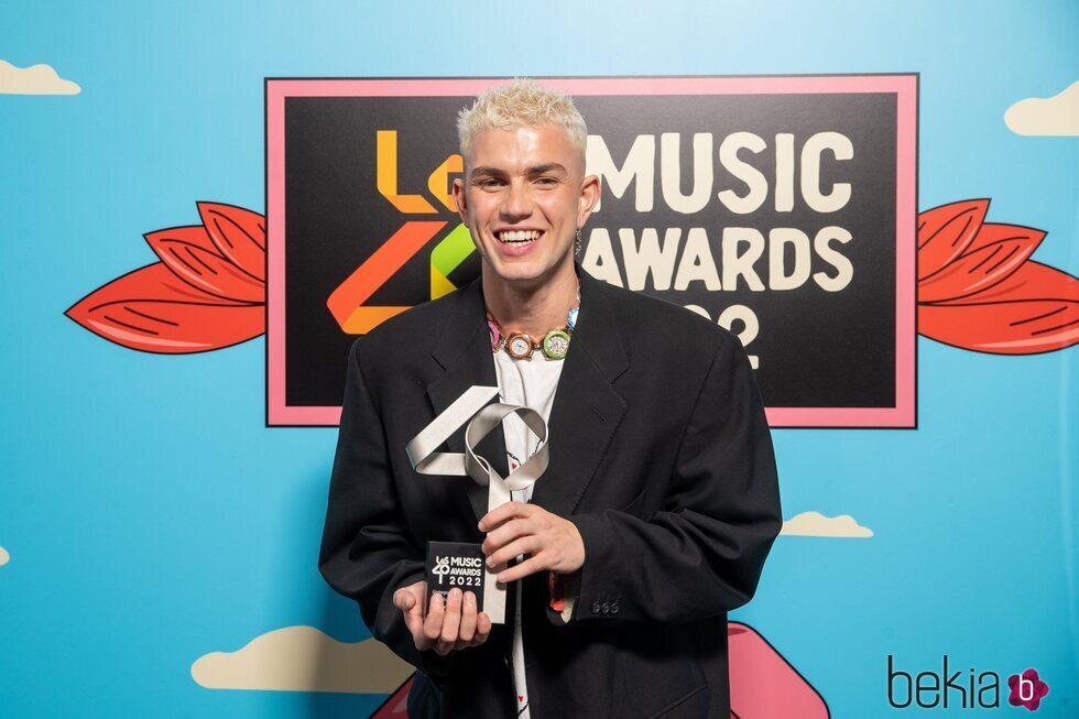 Marc Seguí con su premio de Los 40 Music Awards 2022