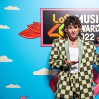Leo Rizzi con su premio de Los 40 Music Awards 2022
