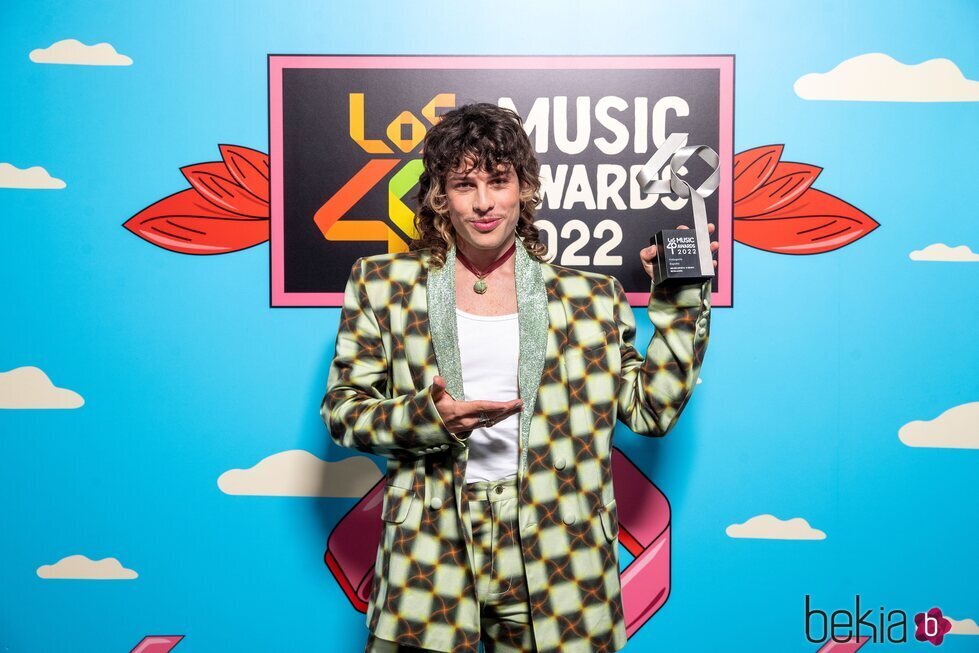 Leo Rizzi con su premio de Los 40 Music Awards 2022