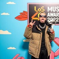Maikel Delacalle con su premio de Los 40 Music Awards 2022