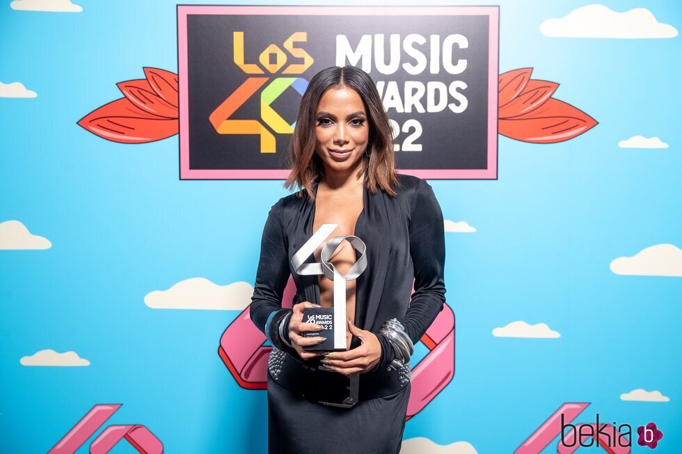 Anitta con su premio de Los 40 Music Awards 2022