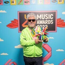 Pedro Almodóvar con su premio de Los 40 Music Awards 2022