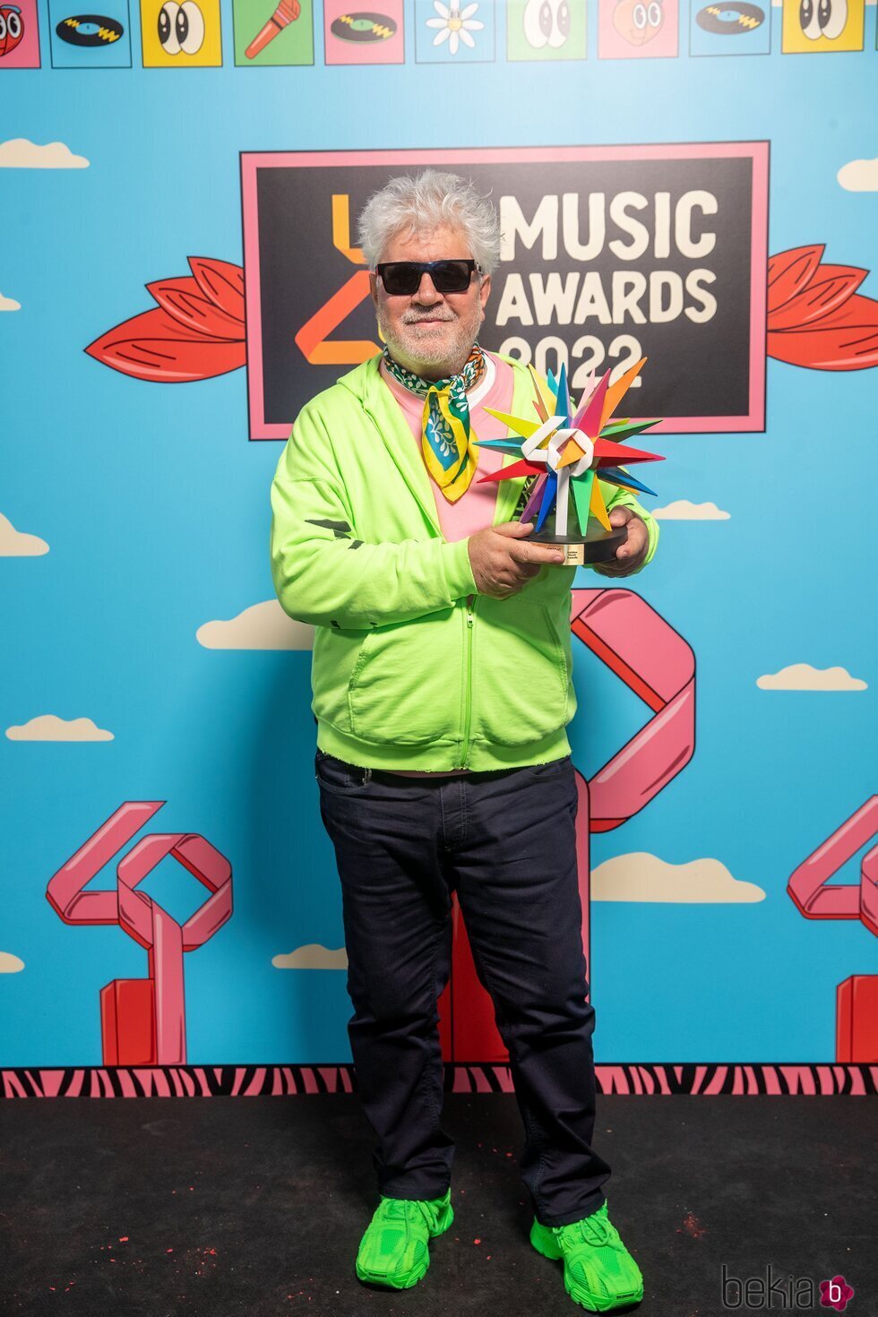 Pedro Almodóvar con su premio de Los 40 Music Awards 2022