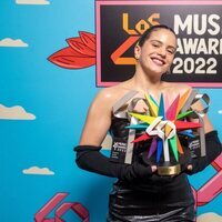 Rosalía posa con sus premios de Los 40 Music Awards 2022