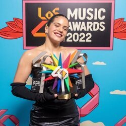 Rosalía posa con sus premios de Los 40 Music Awards 2022