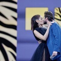Manuel Carrasco y Almudena Navalón se besan en la gala de Los 40 Music Awards 2022