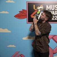 Dani Fernández con su premio de Los 40 Music Awards 2022