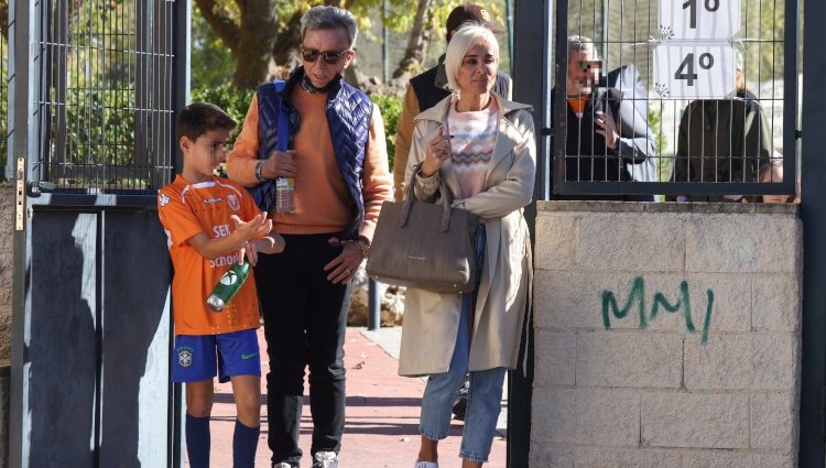 José Ortega Cano y Ana María Aldón junto a su hijo saliendo de un partido de fútbol