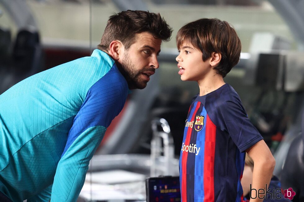 Gerard Piqué con su hijo Milan en su último partido con el F.C. Barcelona