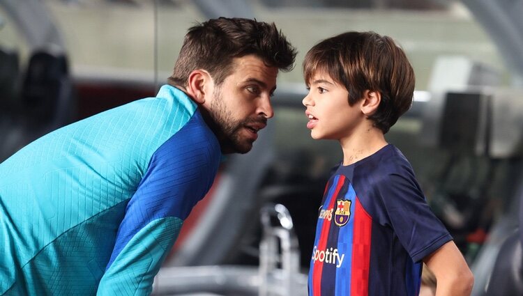 Gerard Piqué con su hijo Milan en su último partido con el F.C. Barcelona