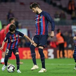 Gerard Piqué jugando al fútbol con sus hijos Milan y Sasha en su último partido con el Barça