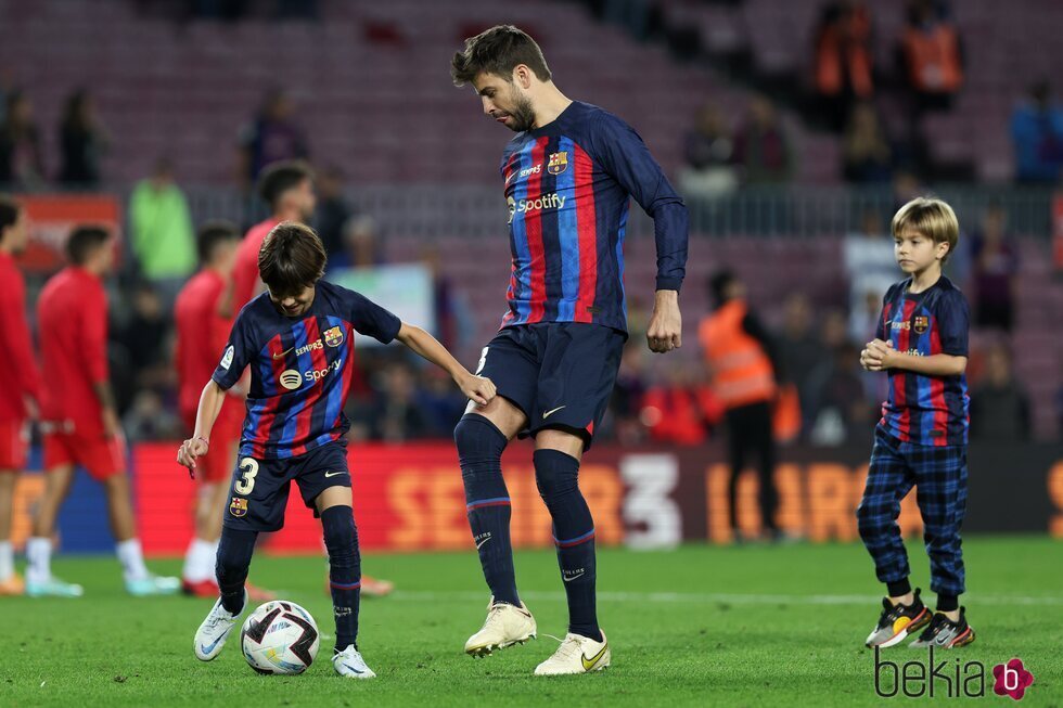Gerard Piqué jugando al fútbol con sus hijos Milan y Sasha en su último partido con el Barça