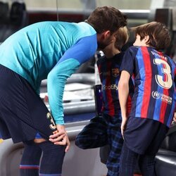 Gerard Piqué besando a sus hijos Milan y Sasha en su último partido con el Barça