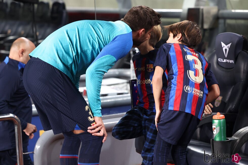 Gerard Piqué besando a sus hijos Milan y Sasha en su último partido con el Barça