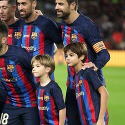 Gerard Piqué y sus hijos Milan y Sasha en su último partido con el Barça