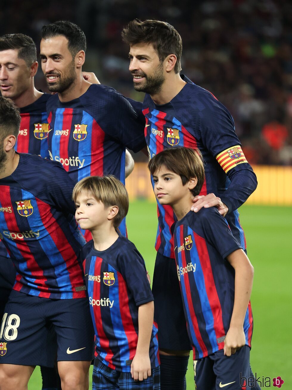 Gerard Piqué y sus hijos Milan y Sasha en su último partido con el Barça