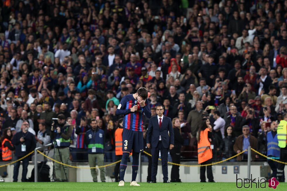 Gerard Piqué llorando de emoción en su último partido con el Barça