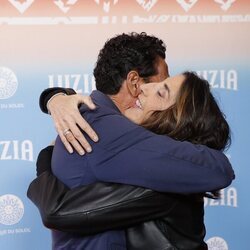 Óscar Higares y Paz Padilla se abrazan en el espectáculo 'Luzia' del Circo del Sol