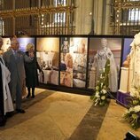 Los Reyes Carlos y Camilla ante una réplica de la estatua de la Reina Isabel II en la Catedral de York
