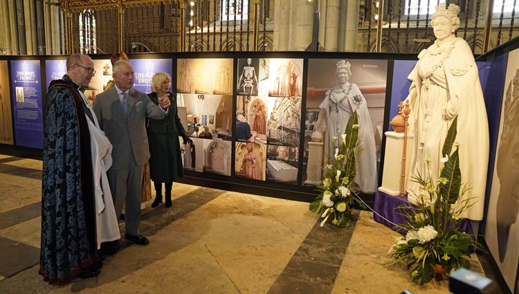 Los Reyes Carlos y Camilla ante una réplica de la estatua de la Reina Isabel II en la Catedral de York