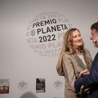 Luz Gabás y José Crehueras en la presentación de las novelas ganadora y finalista del Premio Planeta 2022