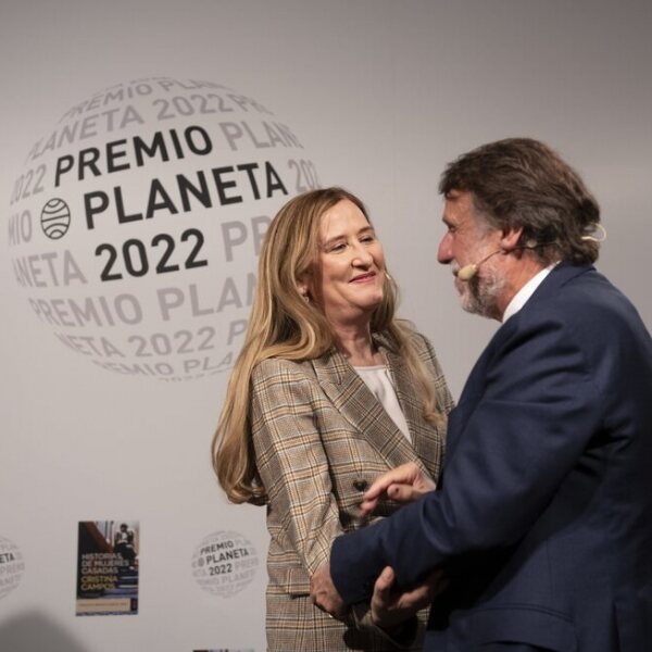 Luz Gabás y José Crehueras en la presentación de las novelas ganadora y