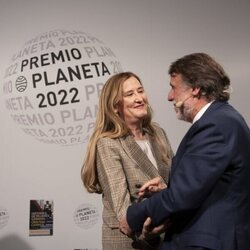 Luz Gabás y José Crehueras en la presentación de las novelas ganadora y finalista del Premio Planeta 2022