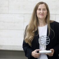 Luz Gabás con su trofeo de ganadora del Premio Planeta 2022